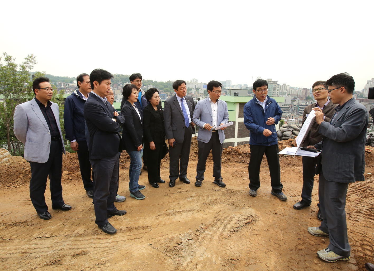 제215회 재정건설위원회 궁둥산 근린공원 연립주택 건립부지 현장방문 1