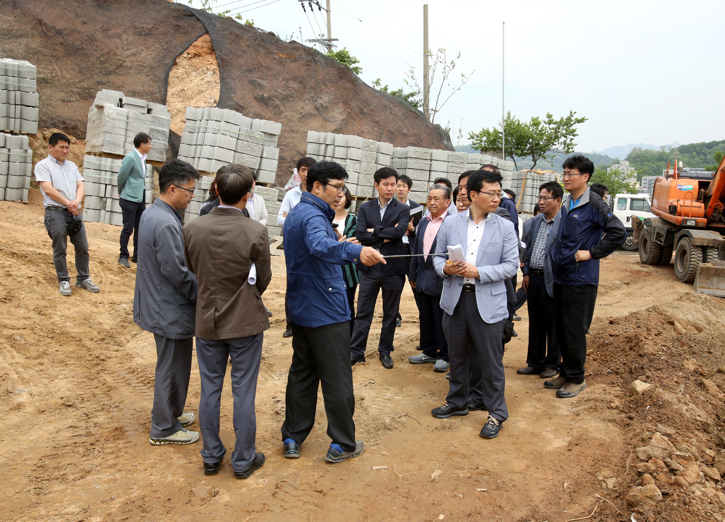 제215회 재정건설위원회 궁둥산 근린공원 연립주택 건립부지 현장방문 1