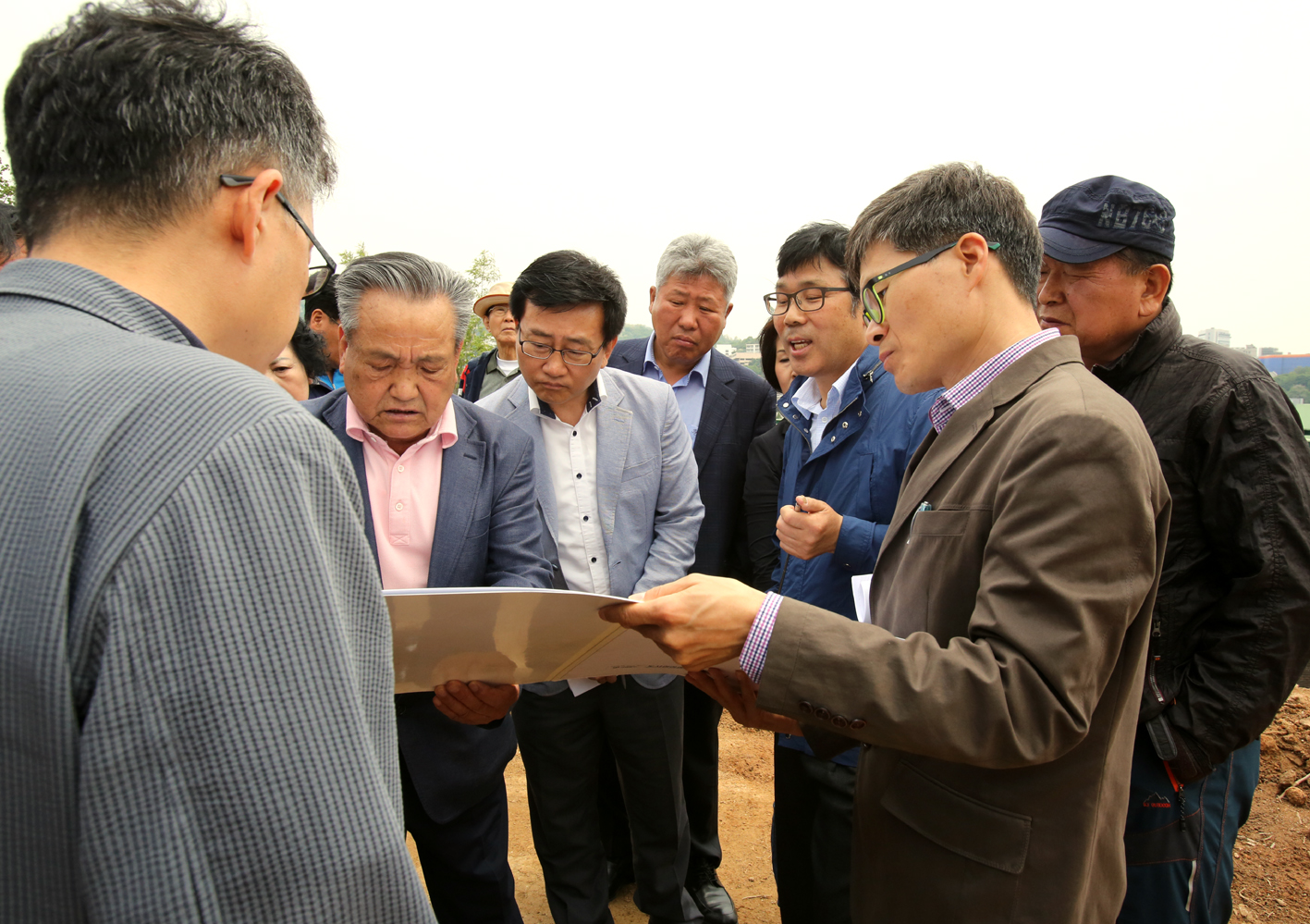 제215회 재정건설위원회 궁둥산 근린공원 연립주택 건립부지 현장방문 1