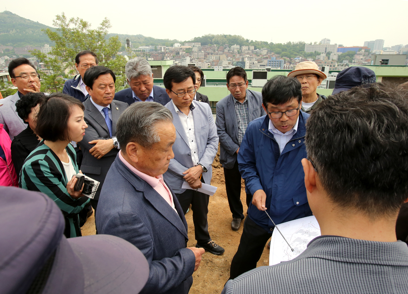 제215회 재정건설위원회 궁둥산 근린공원 연립주택 건립부지 현장방문 1