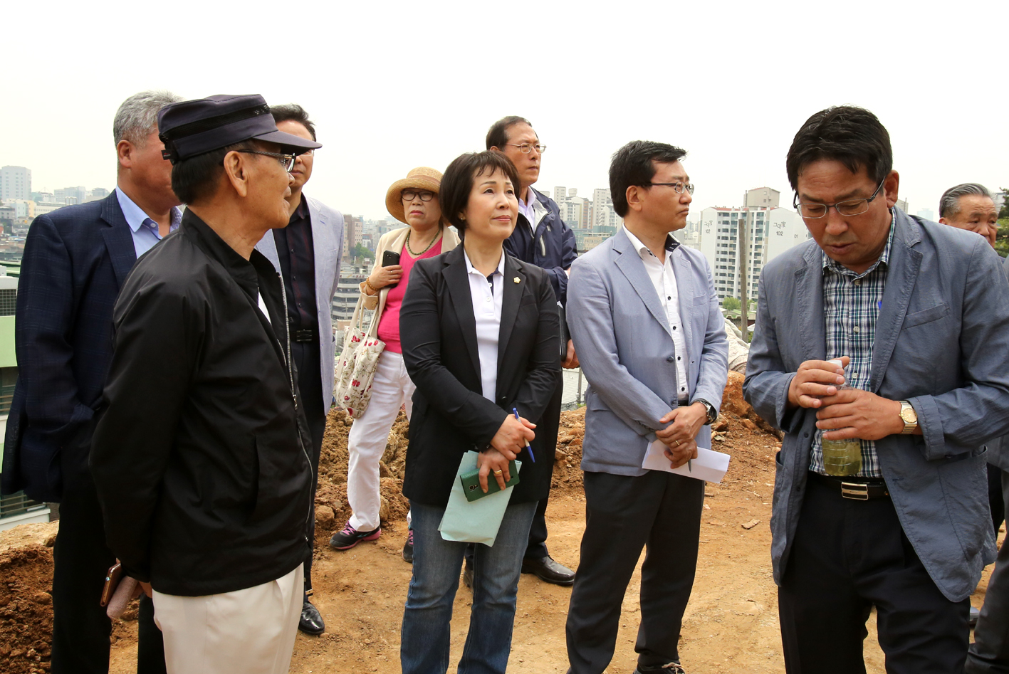 제215회 재정건설위원회 궁둥산 근린공원 연립주택 건립부지 현장방문 1