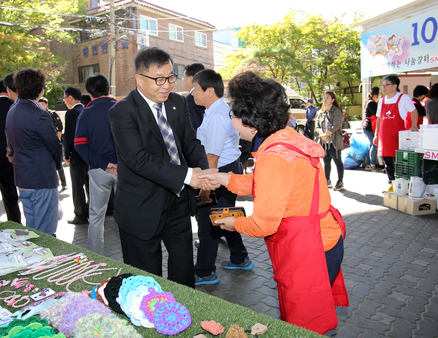 장애인과 함께하는 나눔장터-1004의 주먹밥 먹고 힘내서 일하고 18