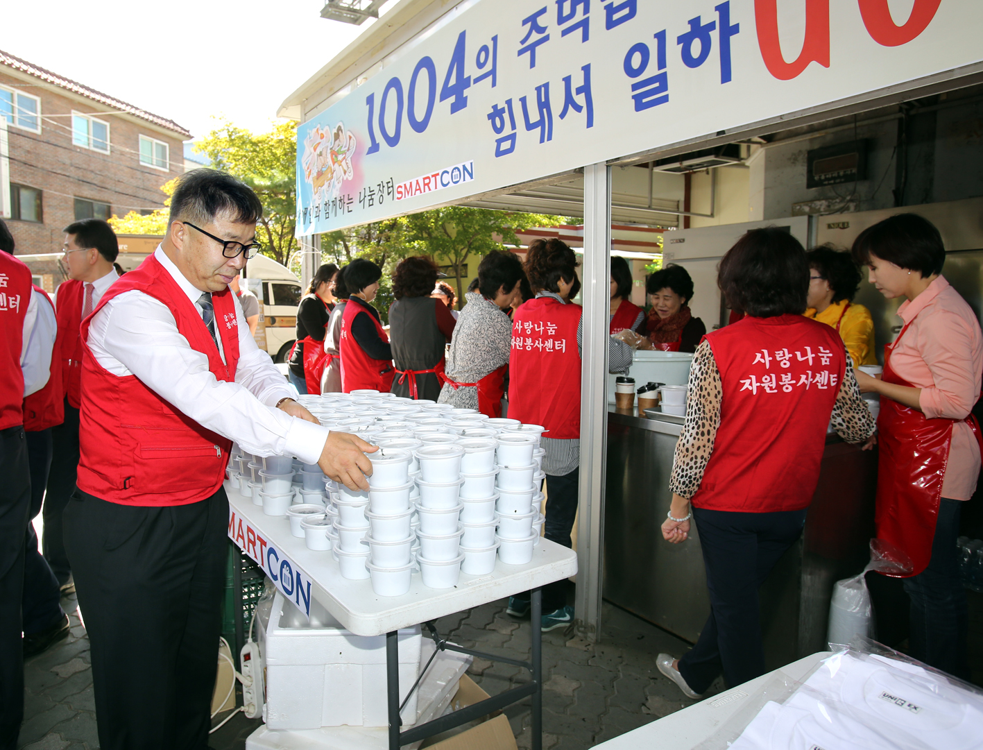 장애인과 함께하는 나눔장터-1004의 주먹밥 먹고 힘내서 일하고 11