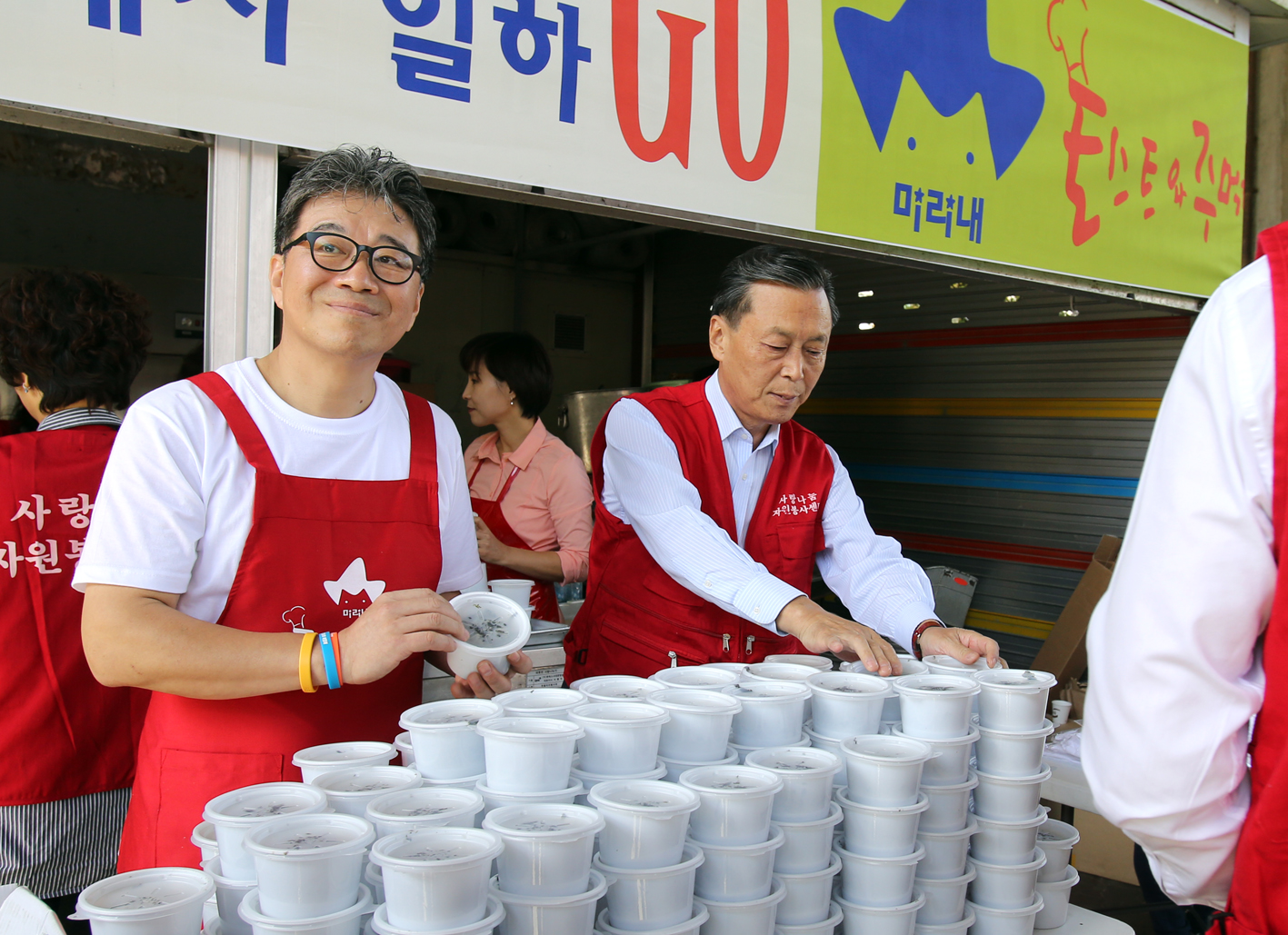 장애인과 함께하는 나눔장터-1004의 주먹밥 먹고 힘내서 일하고 7