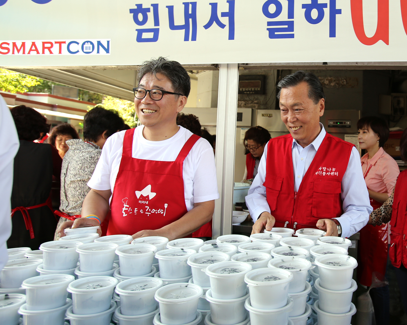 장애인과 함께하는 나눔장터-1004의 주먹밥 먹고 힘내서 일하고 6