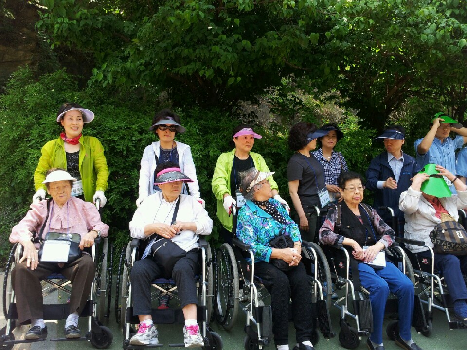 거동 불편한 어르신 안산자락길 걷기대회(박경희의원 자료제공) 1