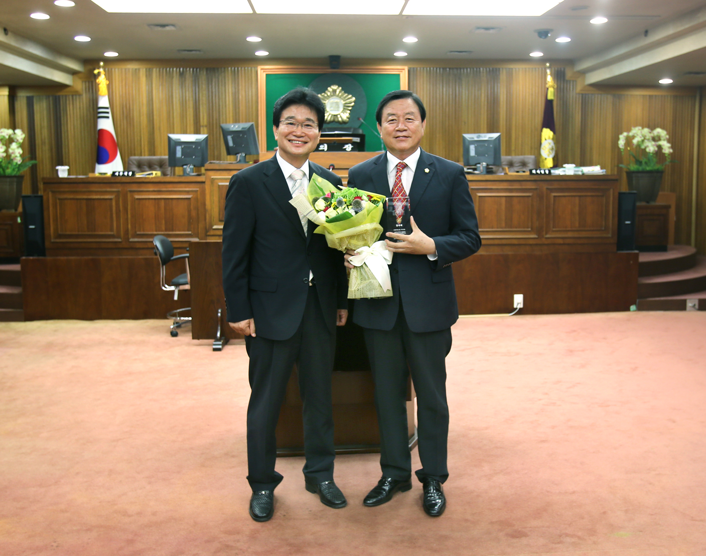 제7대 전반기 의장단 감사패 전달식 5