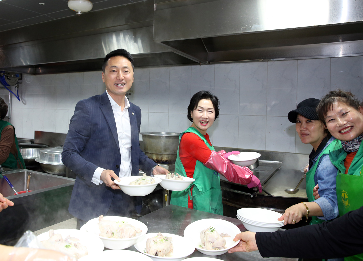 어르신과 함께하는 사랑의 삼계탕나누기 및 이 미용 봉사활동 24