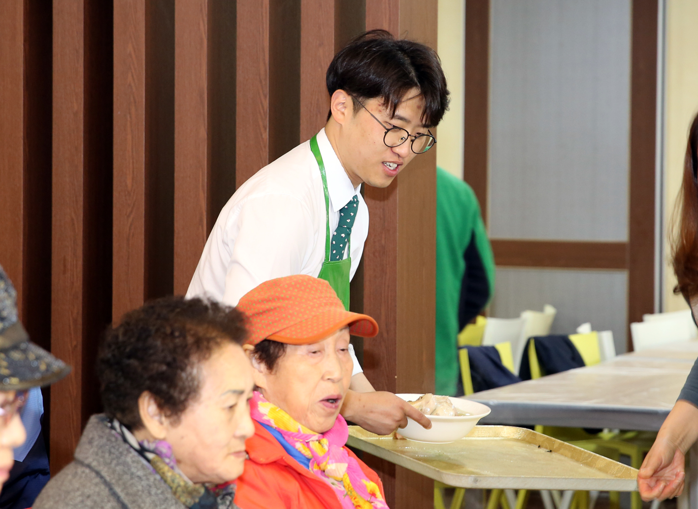 어르신과 함께하는 사랑의 삼계탕나누기 및 이 미용 봉사활동 45