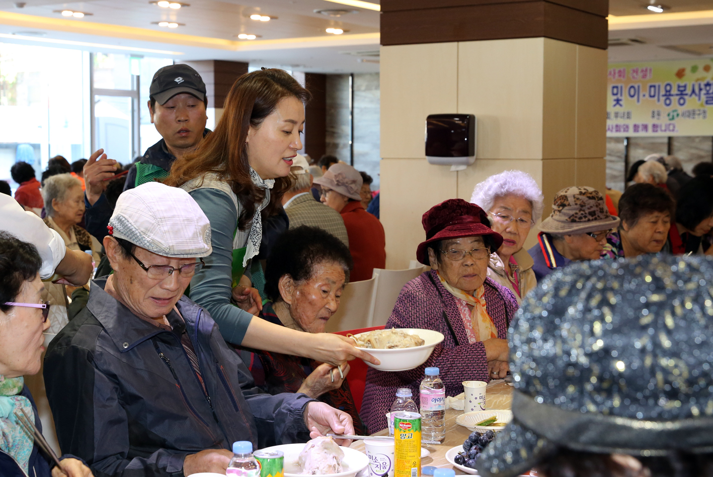 어르신과 함께하는 사랑의 삼계탕나누기 및 이 미용 봉사활동 46