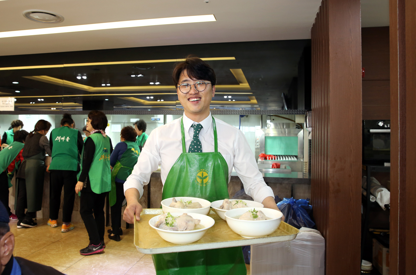 어르신과 함께하는 사랑의 삼계탕나누기 및 이 미용 봉사활동 47