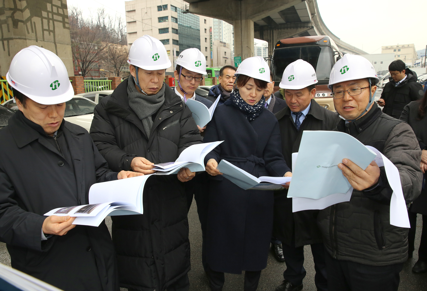 제249회 제2차 임시회 재정건설위원회-단절된 홍제천 구간 산책로 현장방문 5