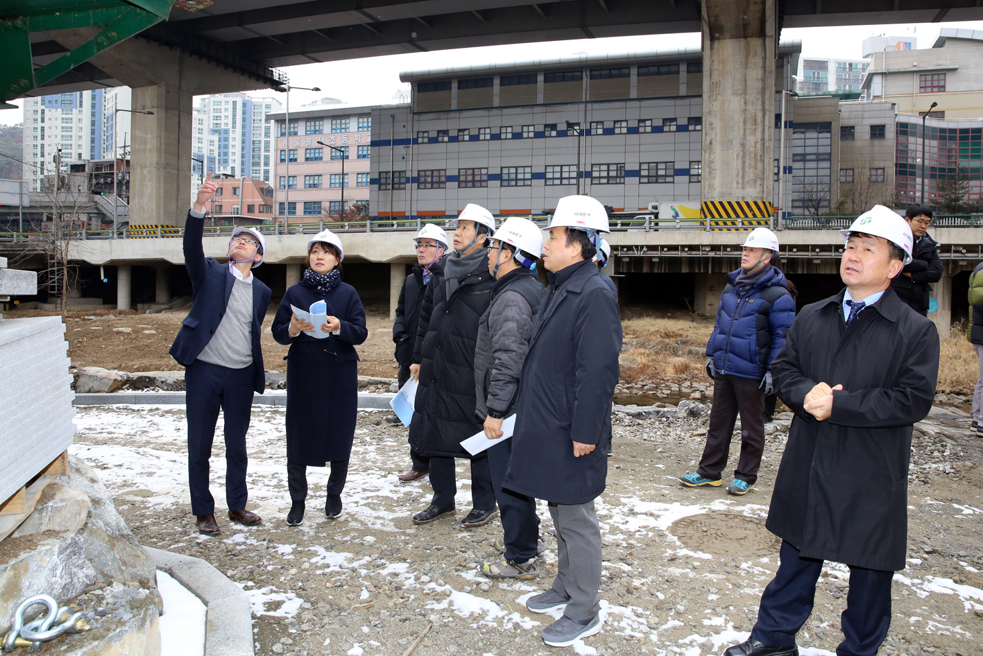 제249회 제2차 임시회 재정건설위원회-단절된 홍제천 구간 산책로 현장방문 15