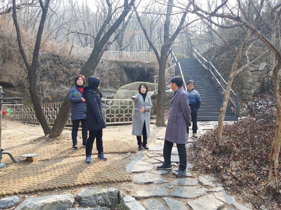홍제2동 인왕골마당 재정비 현장방문(박경희 의원 사진제공) 1