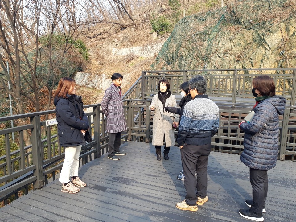 홍제2동 인왕골마당 재정비 현장방문(박경희 의원 사진제공) 4