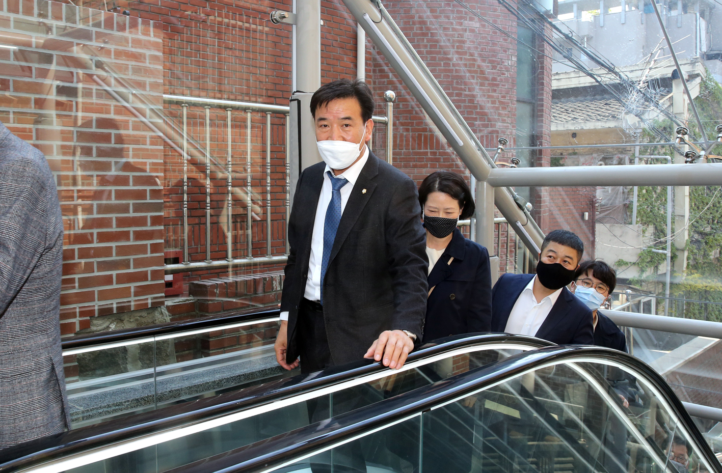 신촌동자치회관 진입계단 에스컬레이터 개통식 10