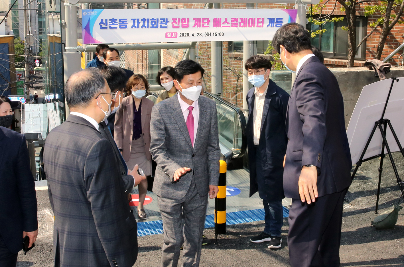 신촌동자치회관 진입계단 에스컬레이터 개통식 12