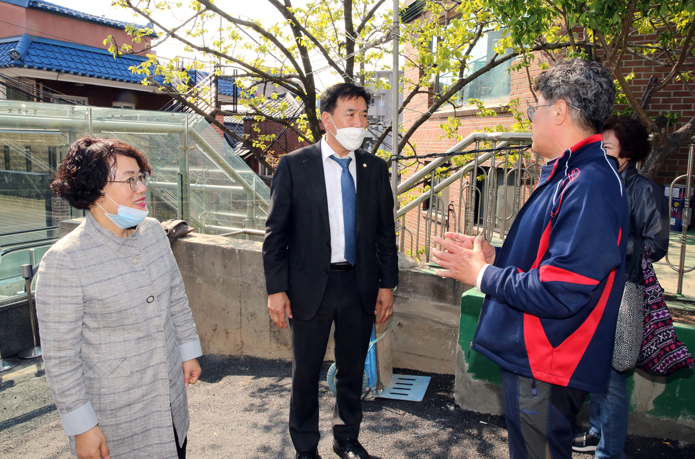 신촌동자치회관 진입계단 에스컬레이터 개통식 14