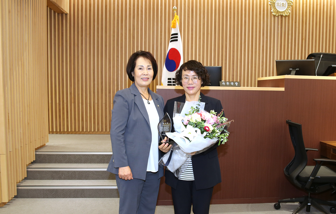 제8대 전반기 의장단 감사패 전달식 5
