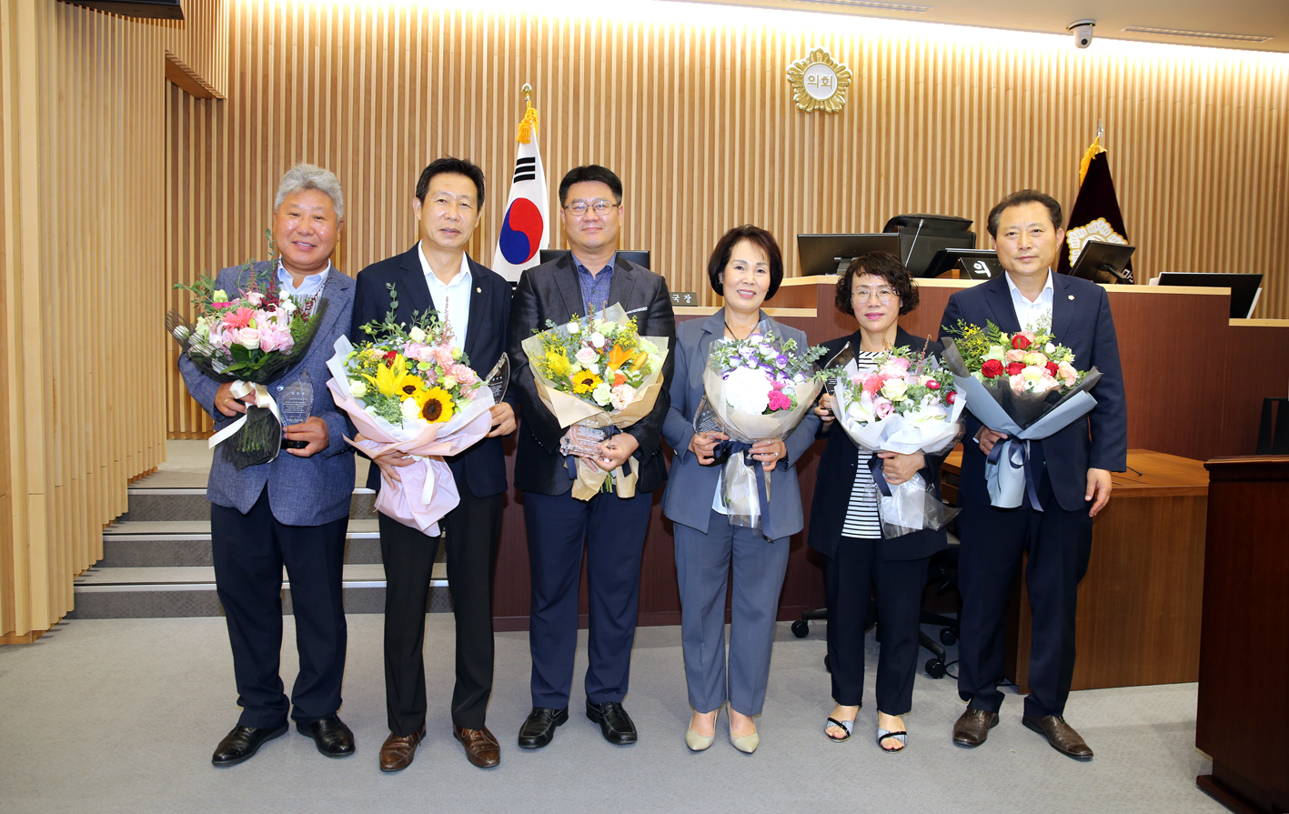 제8대 전반기 의장단 감사패 전달식 8