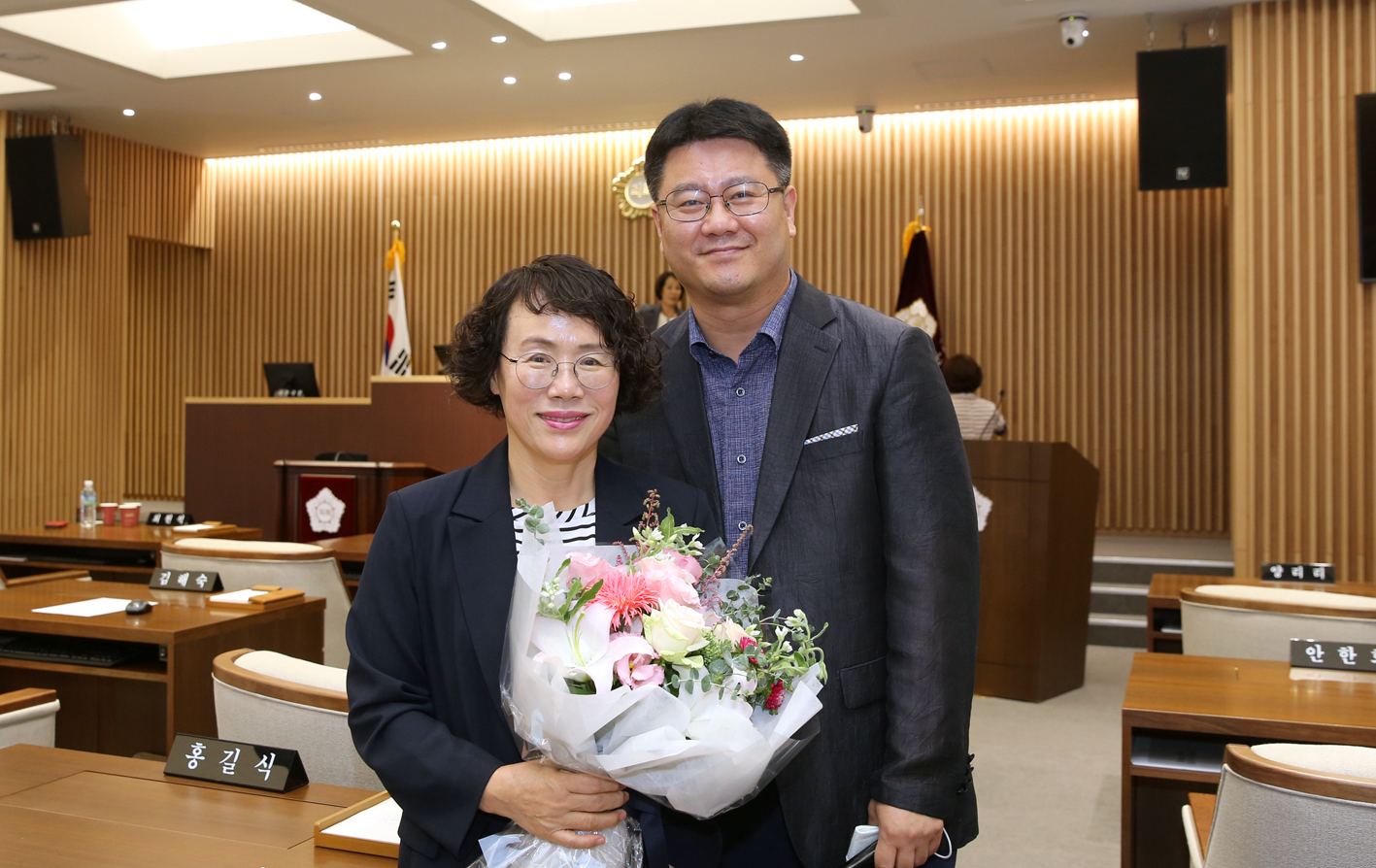 제8대 전반기 의장단 감사패 전달식 9