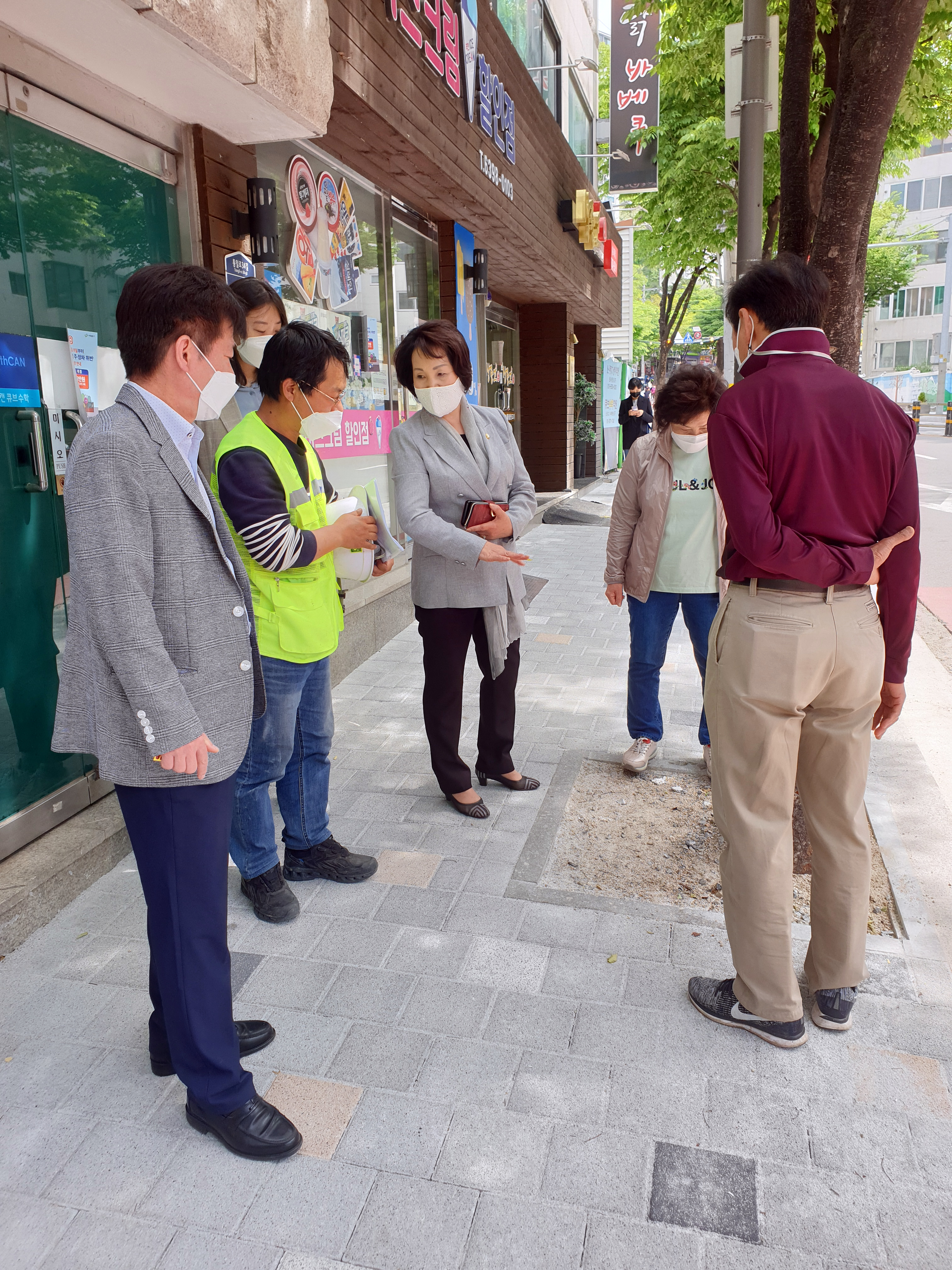 홍제2동 보도블록 공사 현장확인(박경희 의장 사진제공) 1