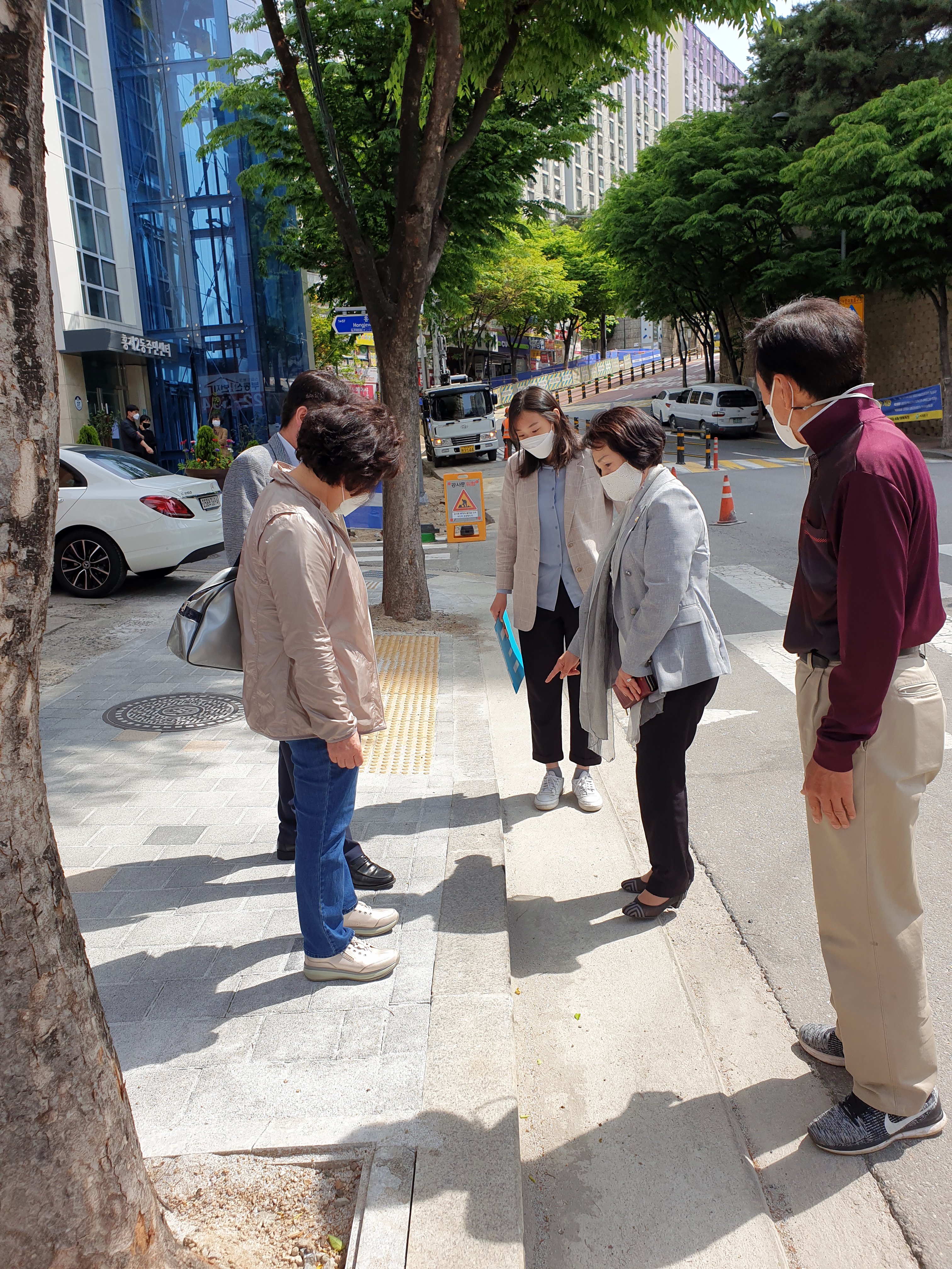 홍제2동 보도블록 공사 현장확인(박경희 의장 사진제공) 2