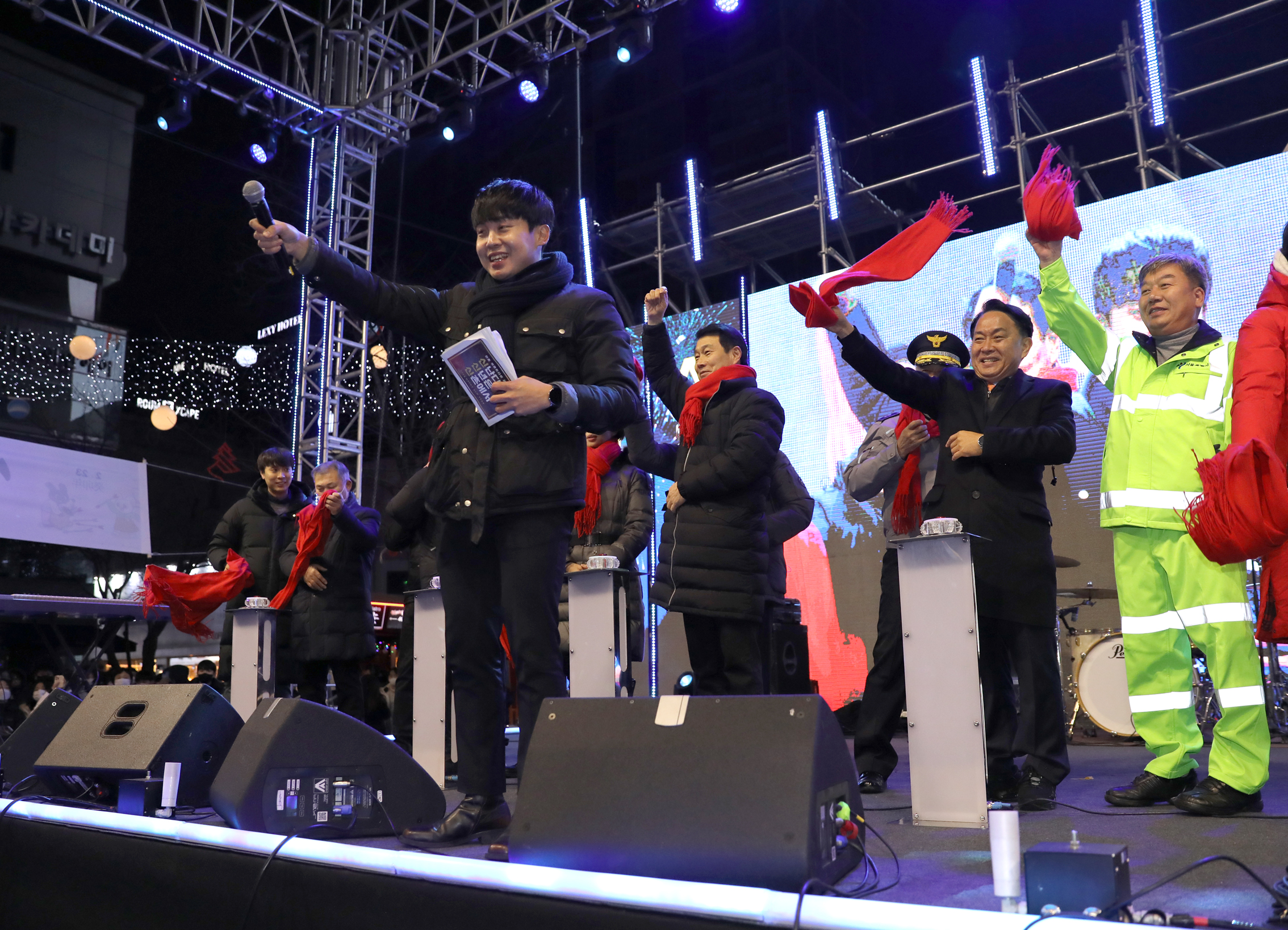 2023 happy new year 신난다 신년은 신촌에서 11