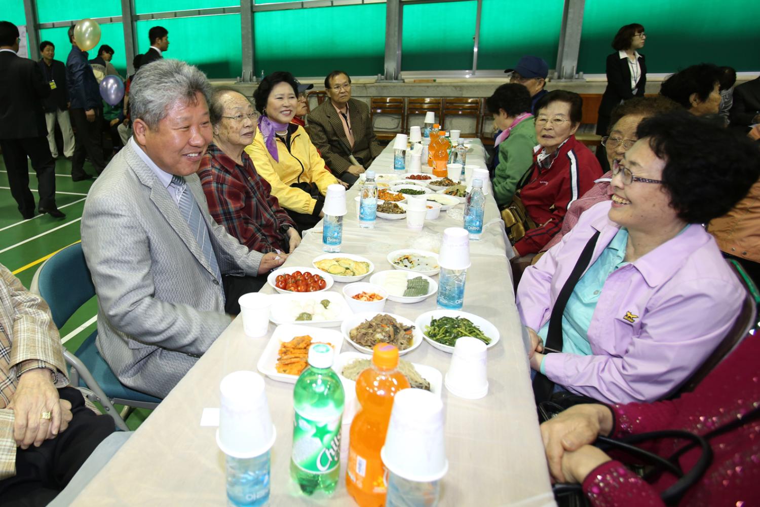 홍제3동 경로잔치 행사(홍제 배드민턴장)