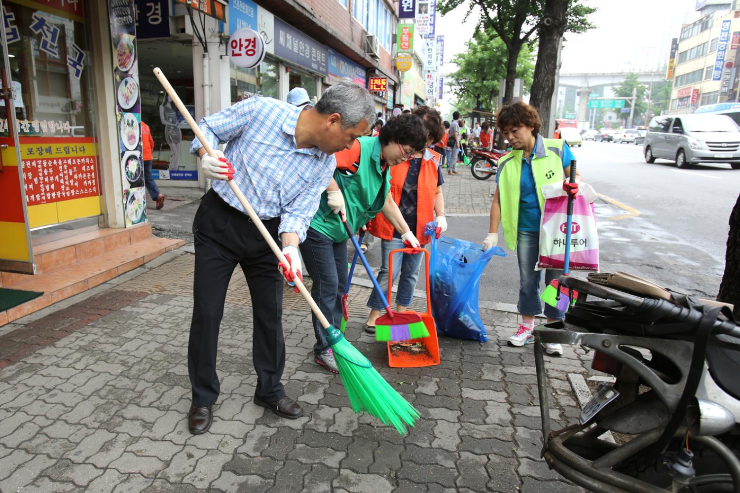 전통시장 활성화를 위한 현장시장실(영천시장 대청소)