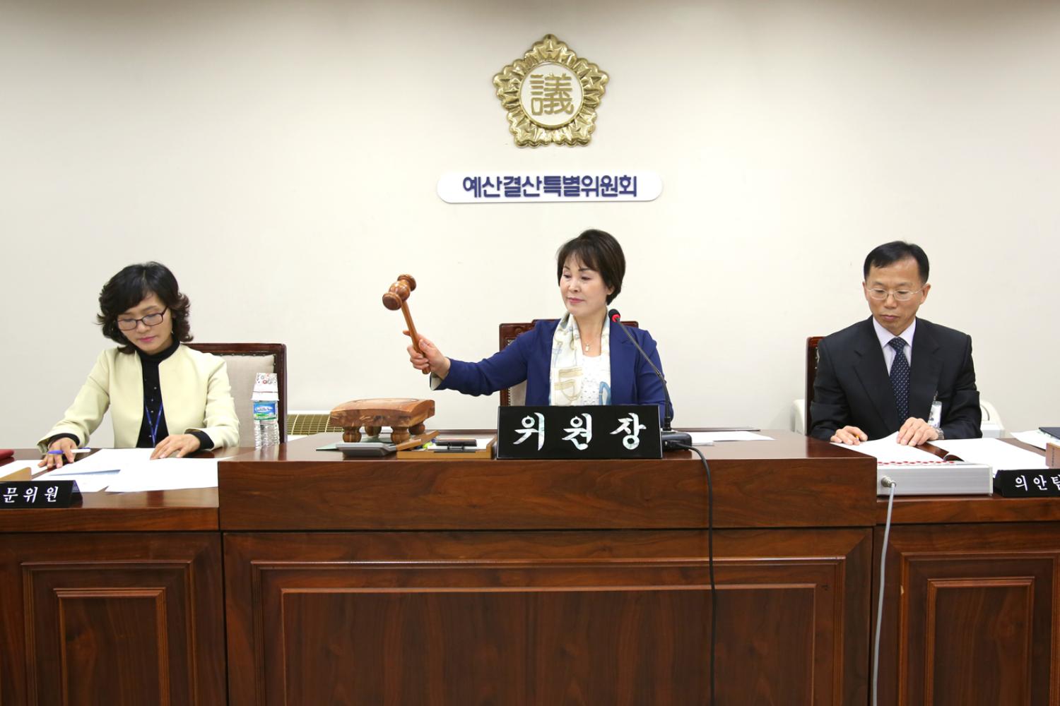 제210회 임시회 예산결산위원회 위원장 선출-박경희 위원장