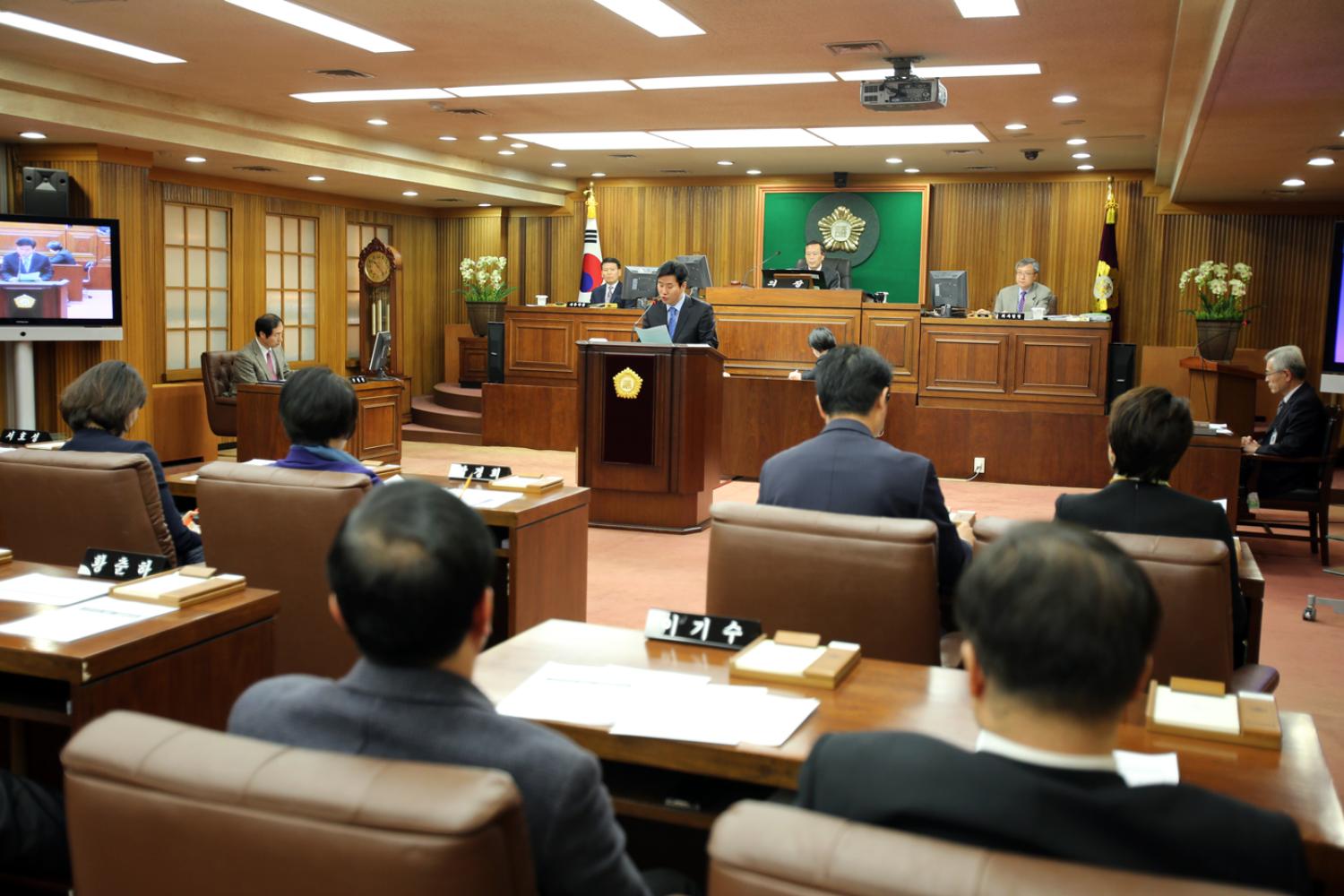 제213회 임시회 제1차 본회의-구청장 및 관계공무원 출석요구의 건