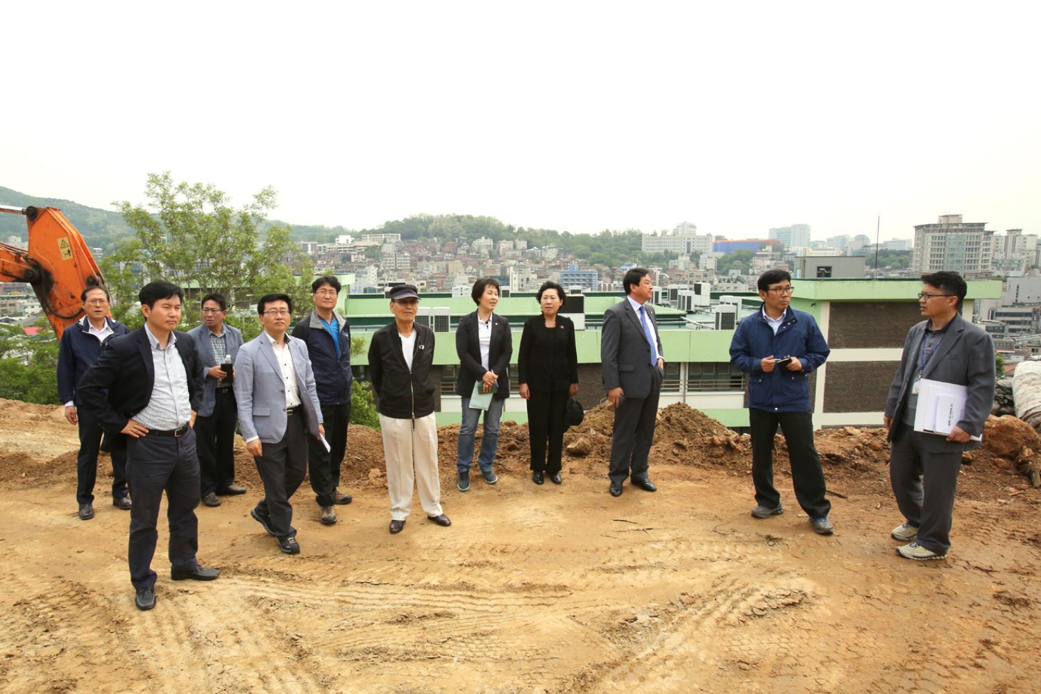 제215회 재정건설위원회 궁둥산 근린공원 연립주택 건립부지 현장방문