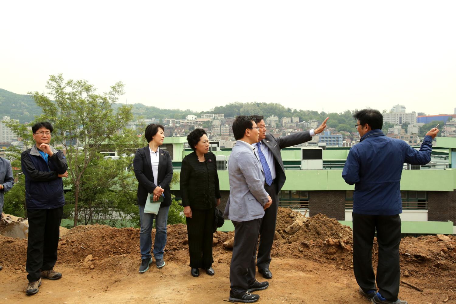 제215회 재정건설위원회 궁둥산 근린공원 연립주택 건립부지 현장방문