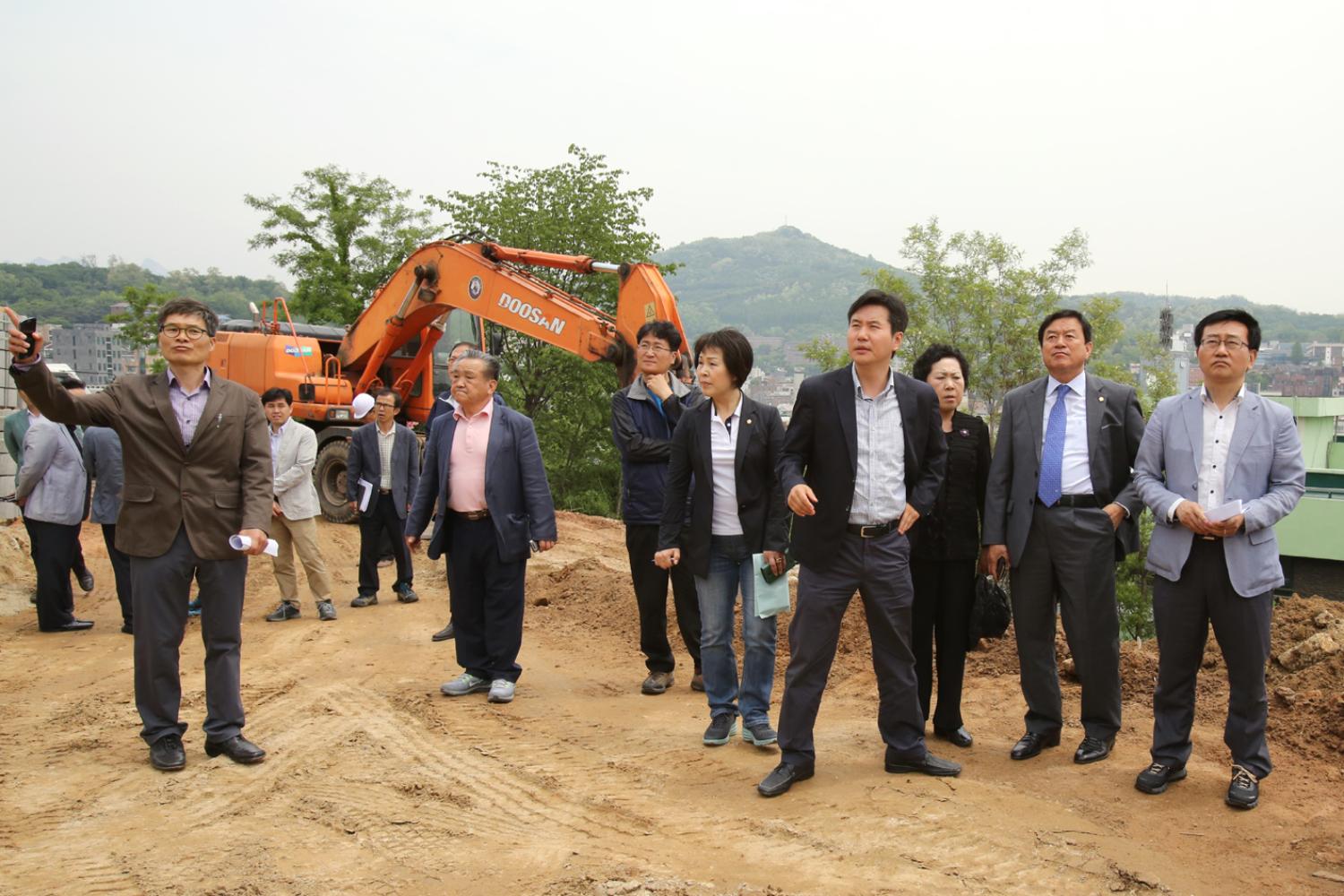 제215회 재정건설위원회 궁둥산 근린공원 연립주택 건립부지 현장방문