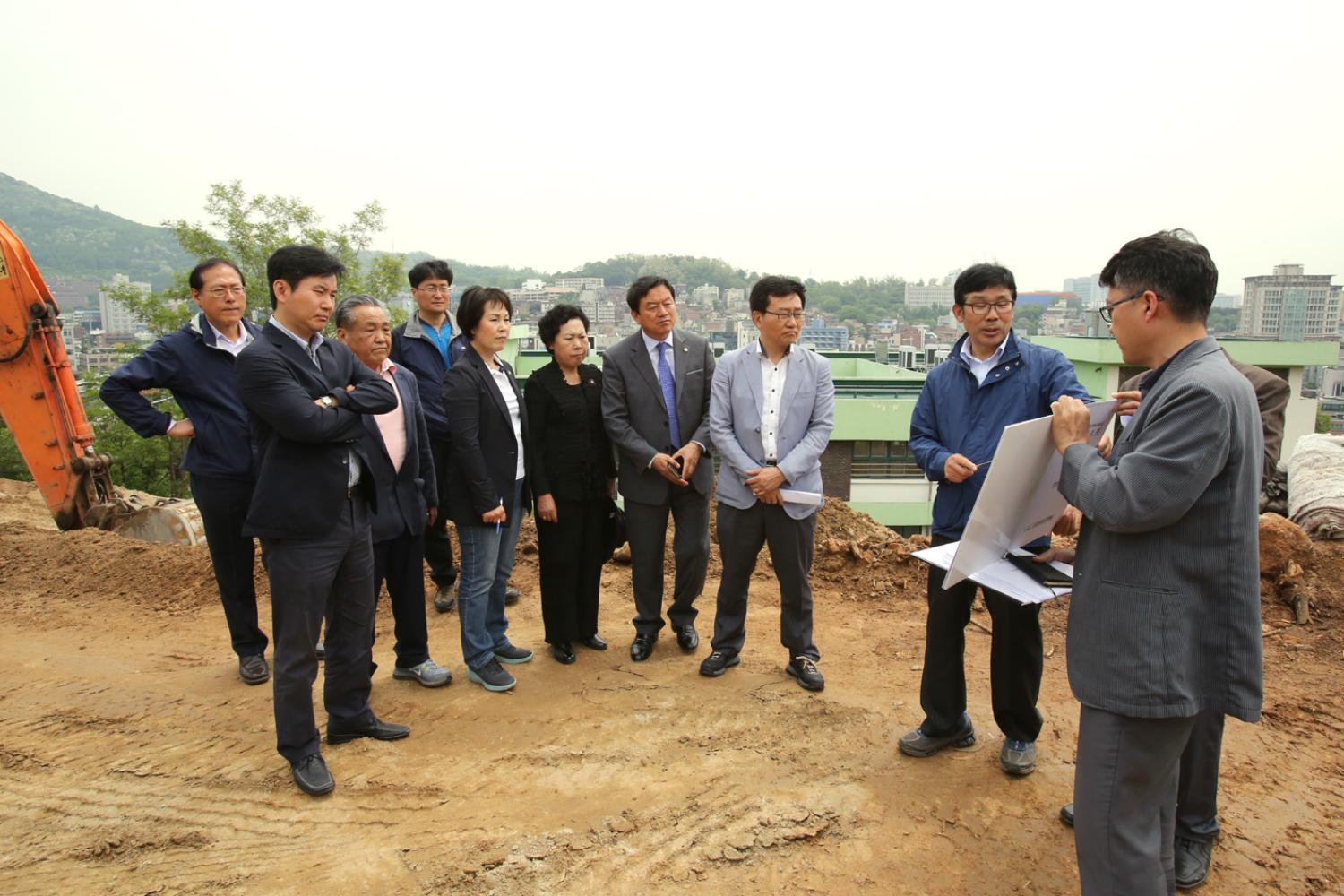 제215회 재정건설위원회 궁둥산 근린공원 연립주택 건립부지 현장방문