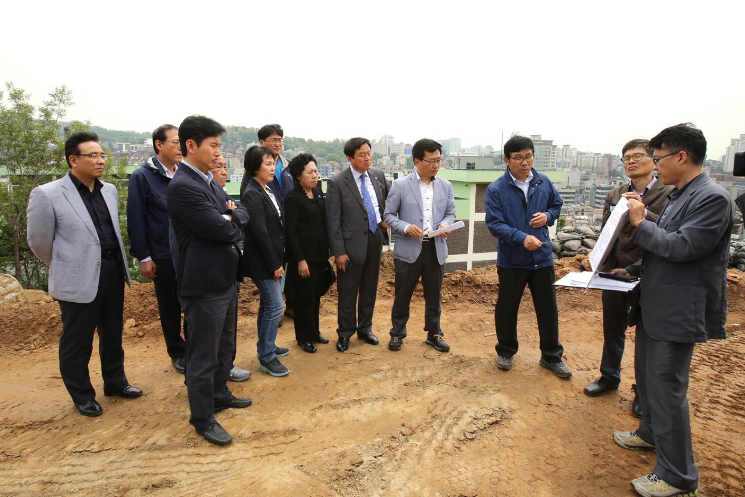 제215회 재정건설위원회 궁둥산 근린공원 연립주택 건립부지 현장방문