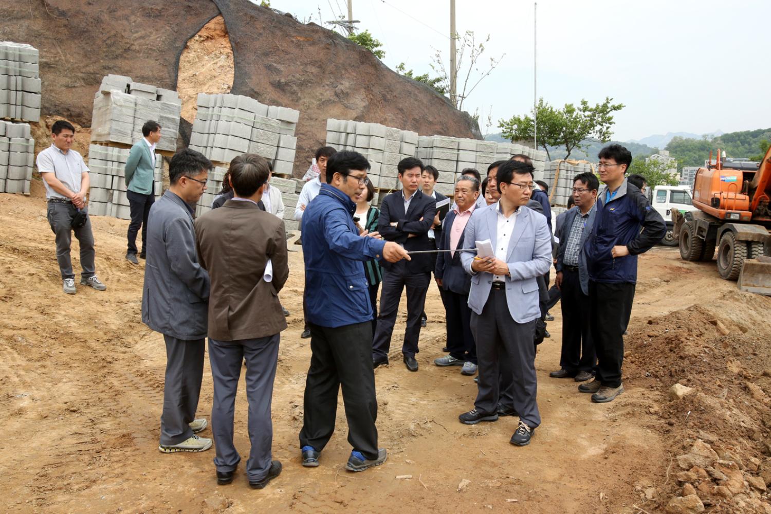 제215회 재정건설위원회 궁둥산 근린공원 연립주택 건립부지 현장방문