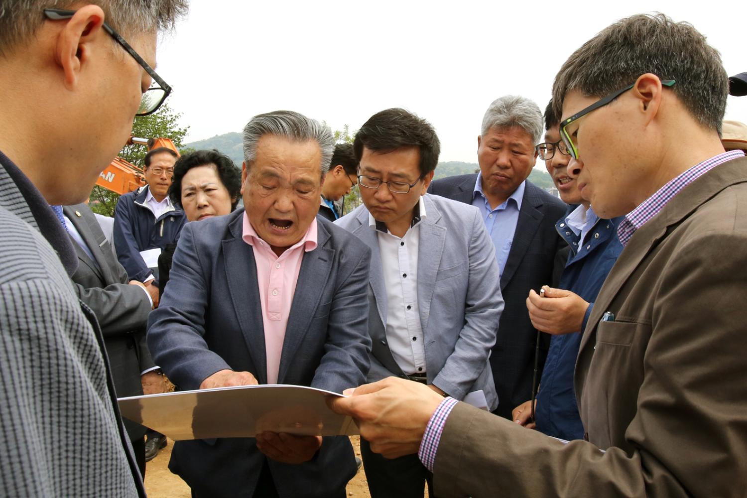 제215회 재정건설위원회 궁둥산 근린공원 연립주택 건립부지 현장방문