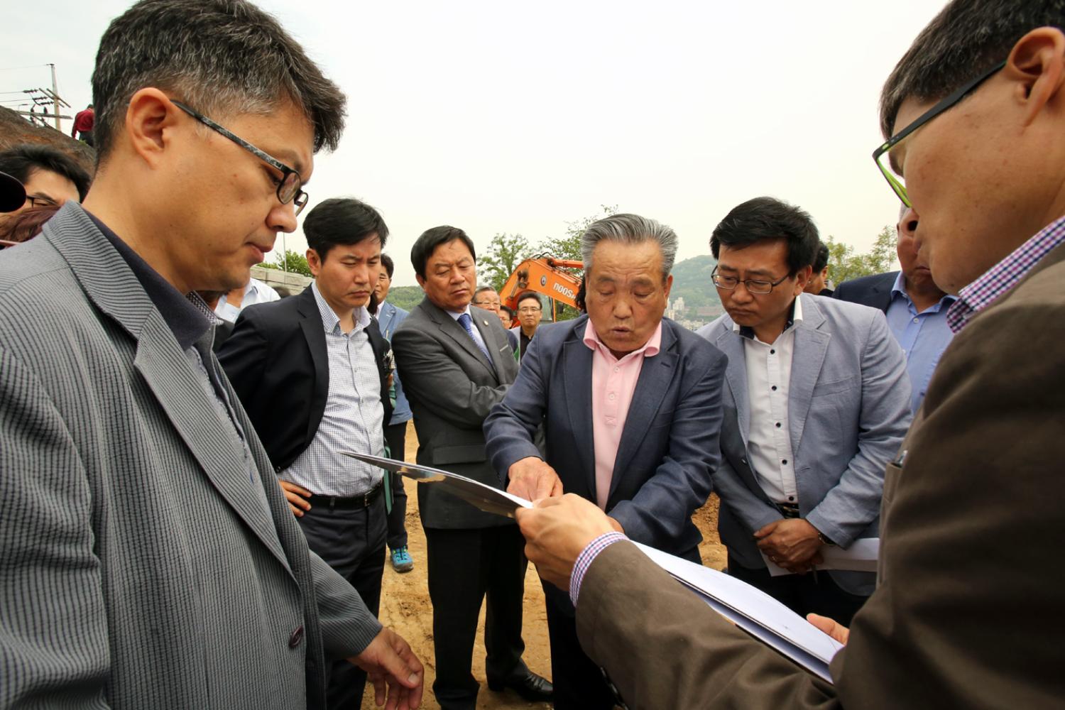제215회 재정건설위원회 궁둥산 근린공원 연립주택 건립부지 현장방문