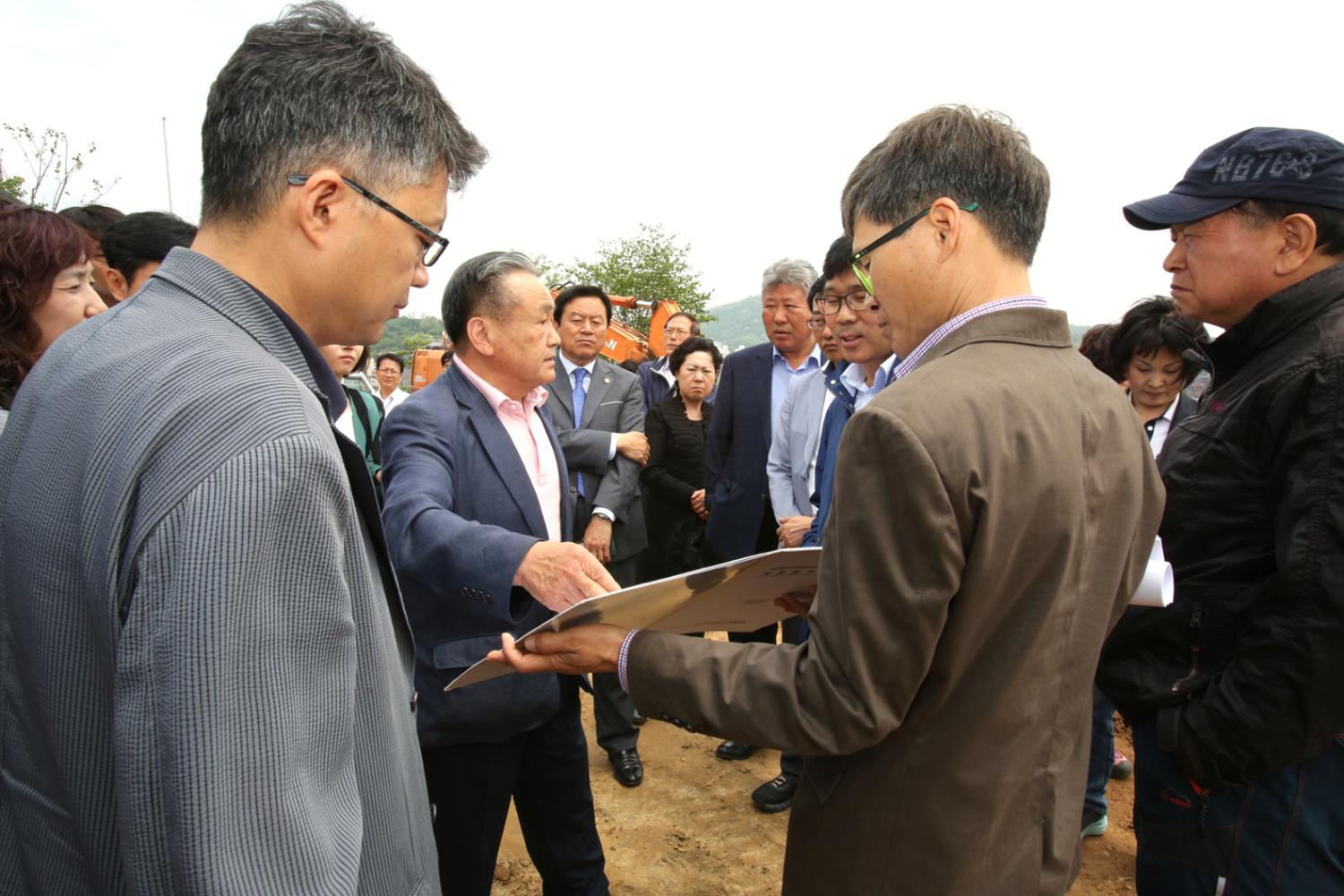 제215회 재정건설위원회 궁둥산 근린공원 연립주택 건립부지 현장방문