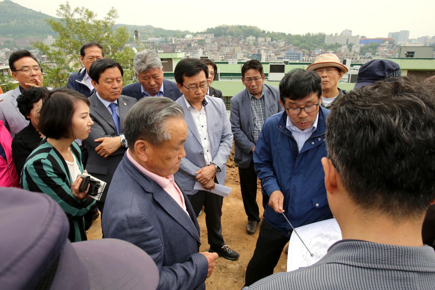 제215회 재정건설위원회 궁둥산 근린공원 연립주택 건립부지 현장방문