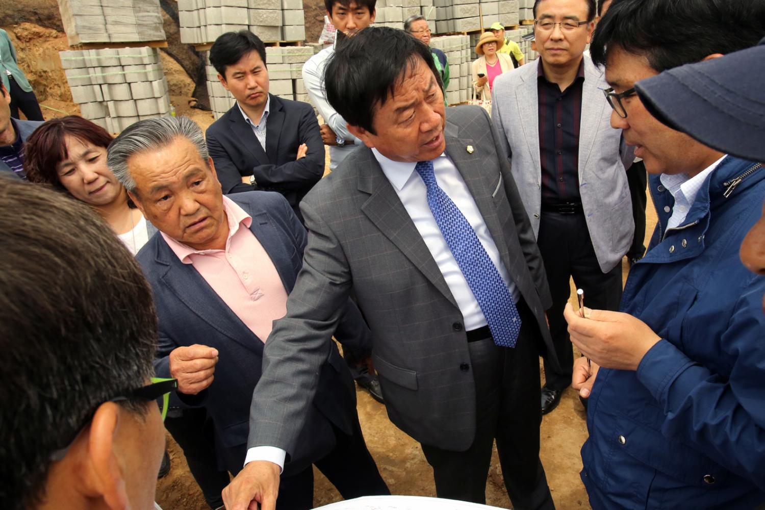 제215회 재정건설위원회 궁둥산 근린공원 연립주택 건립부지 현장방문