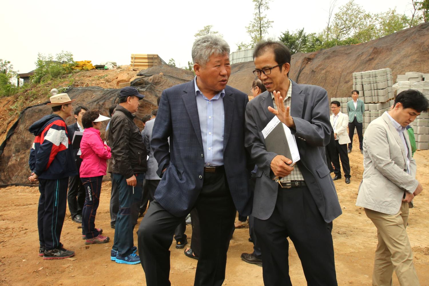 제215회 재정건설위원회 궁둥산 근린공원 연립주택 건립부지 현장방문