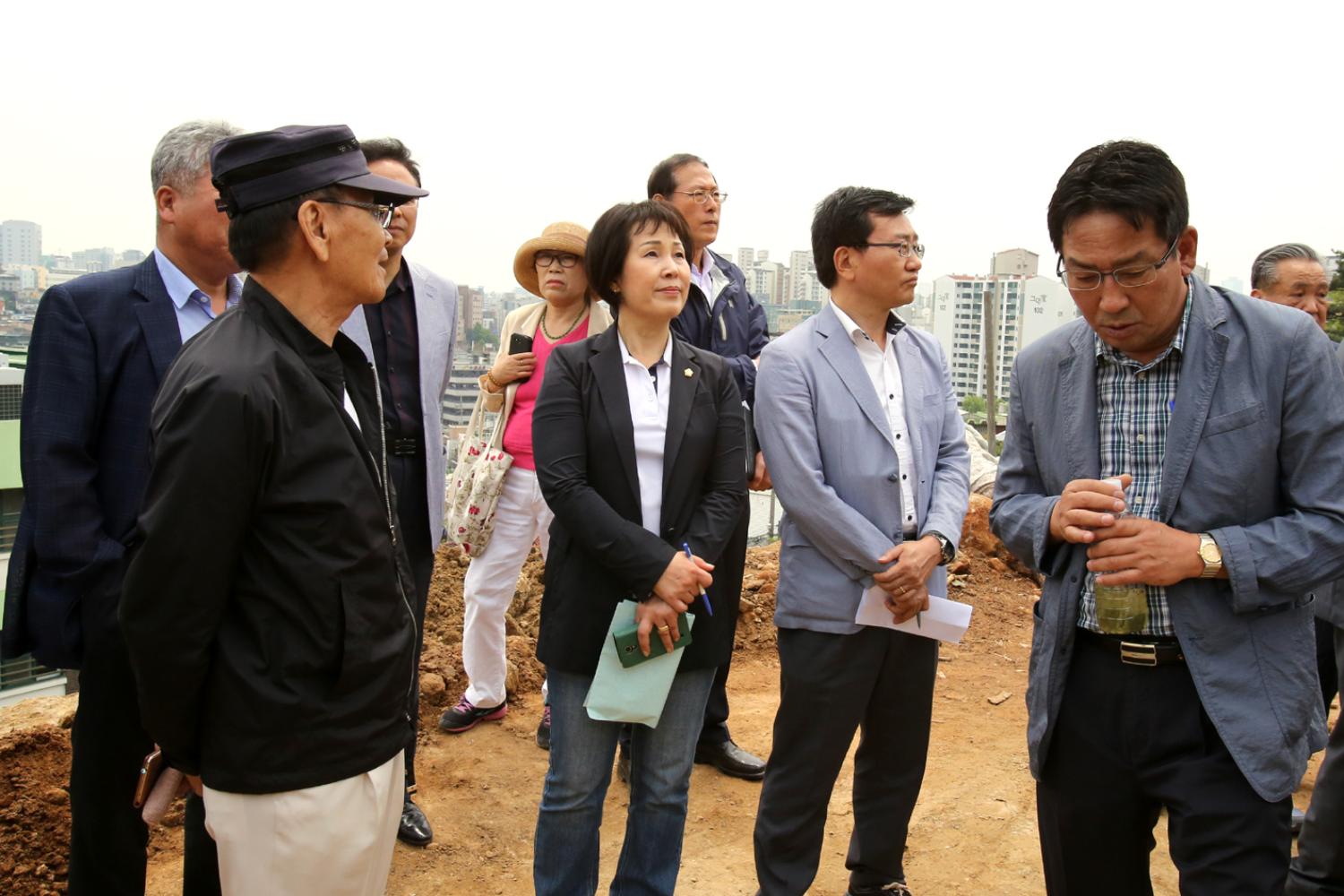 제215회 재정건설위원회 궁둥산 근린공원 연립주택 건립부지 현장방문