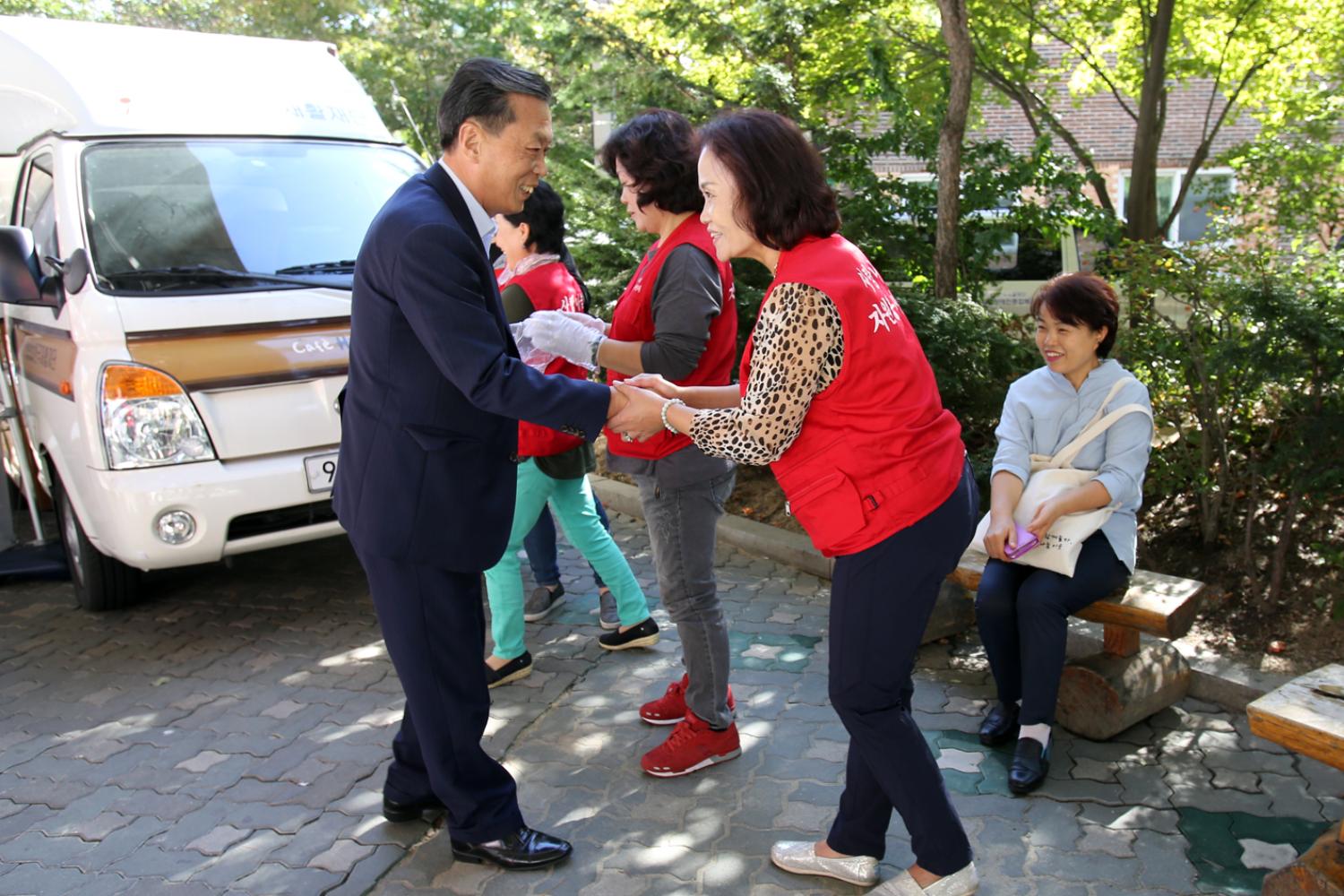 장애인과 함께하는 나눔장터-1004의 주먹밥 먹고 힘내서 일하고 23
