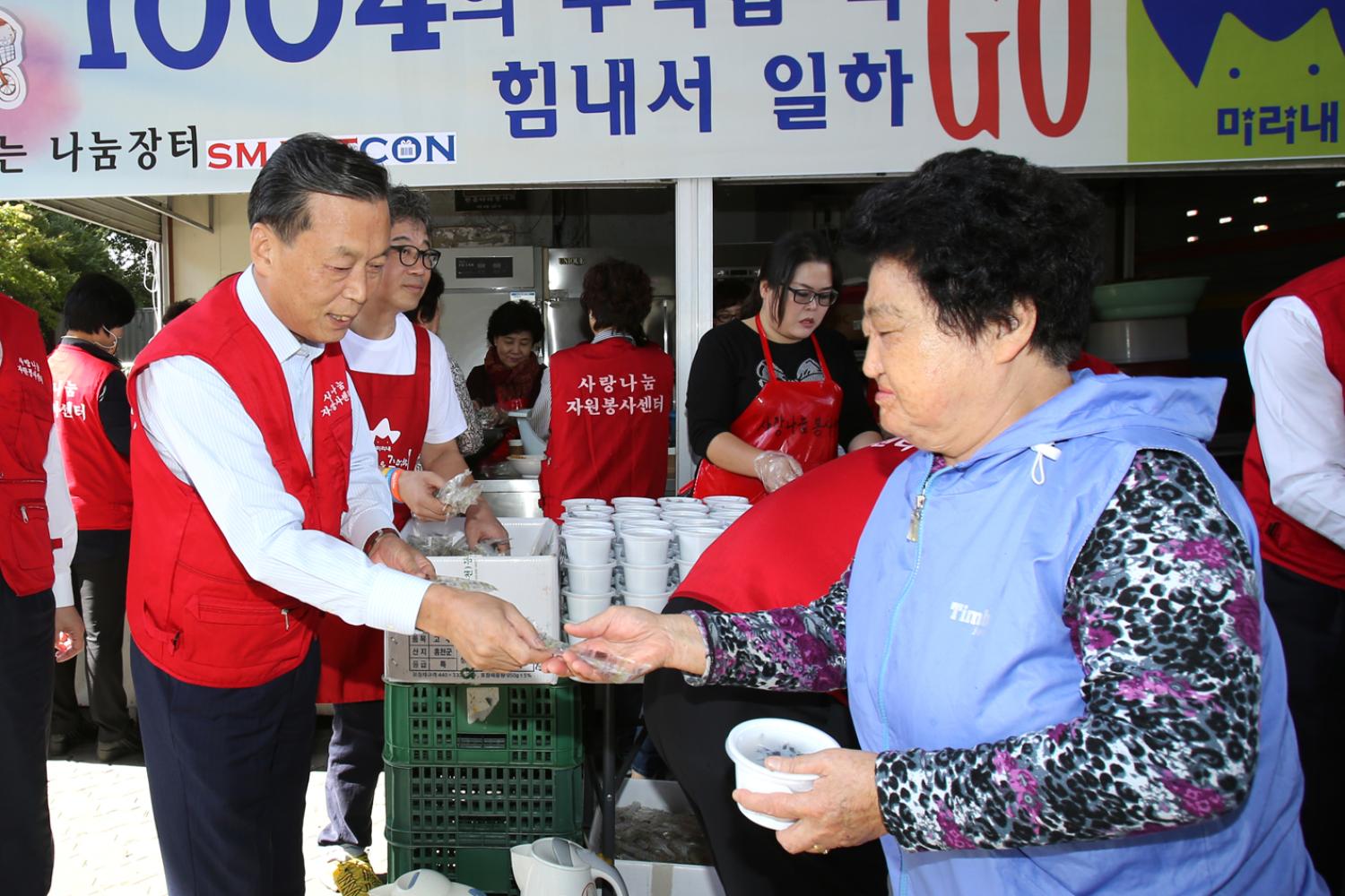 장애인과 함께하는 나눔장터-1004의 주먹밥 먹고 힘내서 일하고 15
