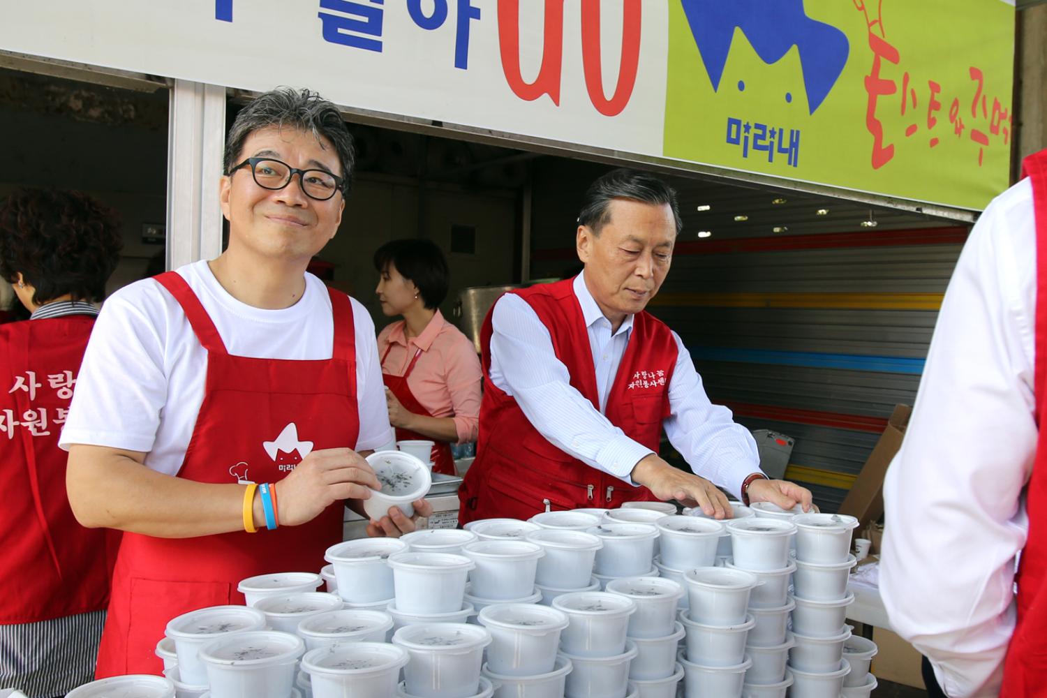 장애인과 함께하는 나눔장터-1004의 주먹밥 먹고 힘내서 일하고 7