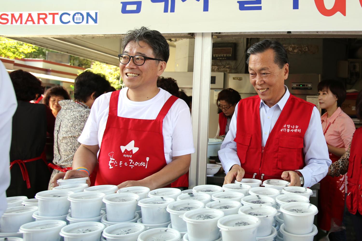 장애인과 함께하는 나눔장터-1004의 주먹밥 먹고 힘내서 일하고 6