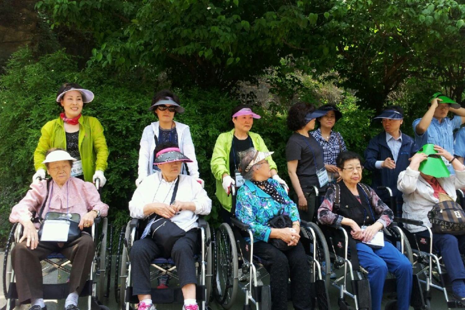 거동 불편한 어르신 안산자락길 걷기대회(박경희의원 자료제공)
